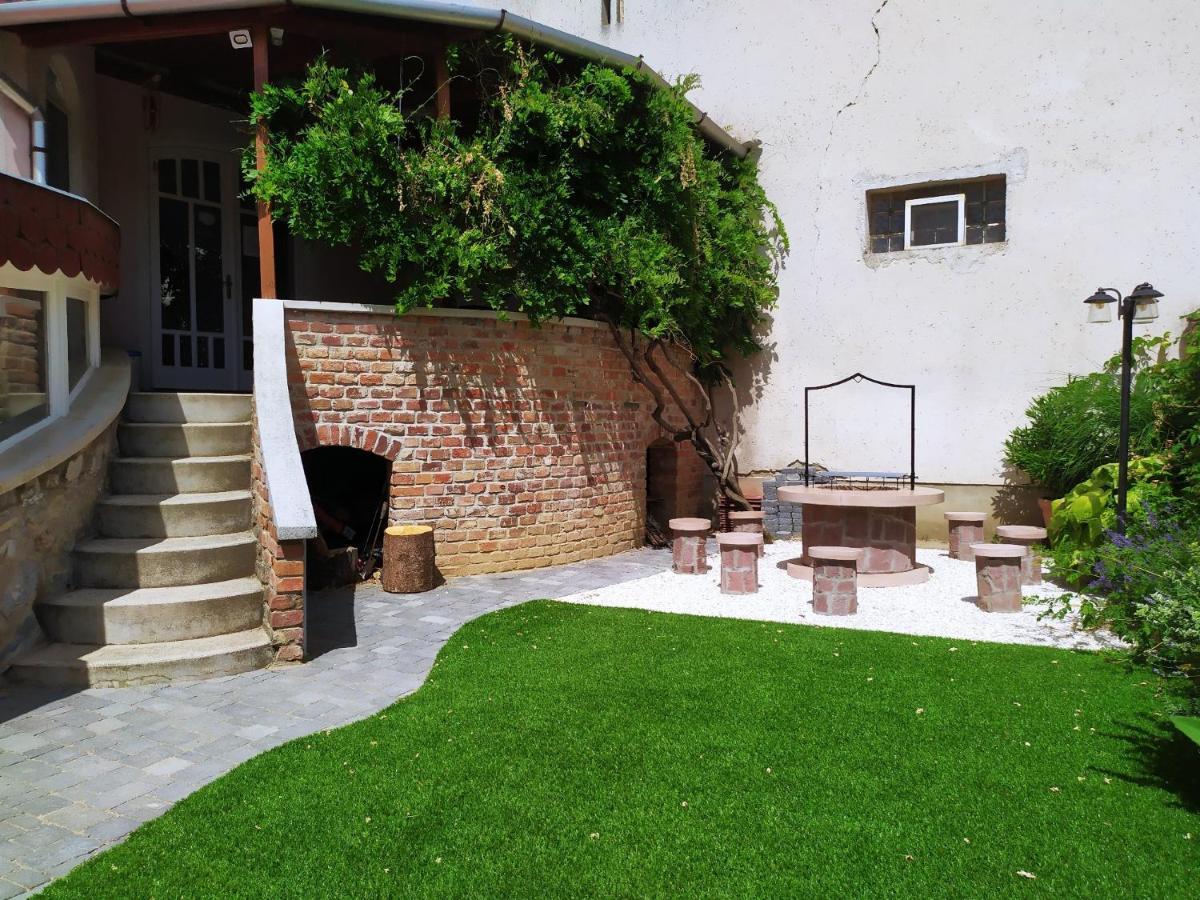 Zoli Apartmanok-Zoli Koelcsey 19 Villa Hajdúszoboszló 外观 照片